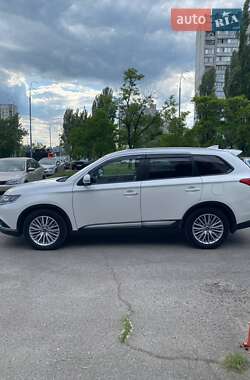 Внедорожник / Кроссовер Mitsubishi Outlander 2018 в 
