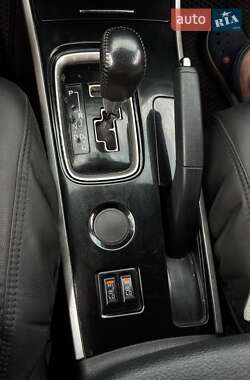 Внедорожник / Кроссовер Mitsubishi Outlander 2017 в 