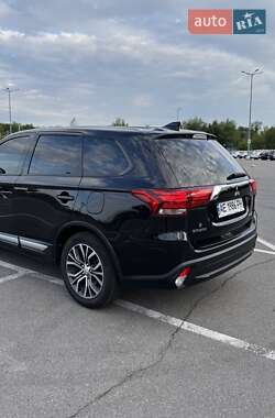 Внедорожник / Кроссовер Mitsubishi Outlander 2017 в 