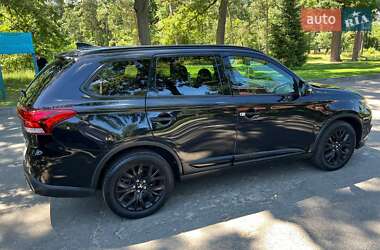 Позашляховик / Кросовер Mitsubishi Outlander 2019 в 