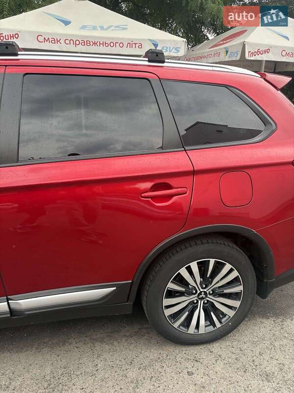 Внедорожник / Кроссовер Mitsubishi Outlander 2019 в Полтаве