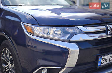 Внедорожник / Кроссовер Mitsubishi Outlander 2016 в 