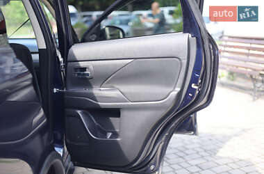 Внедорожник / Кроссовер Mitsubishi Outlander 2016 в 