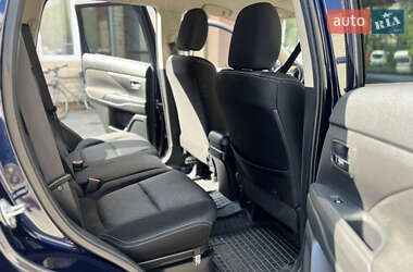 Внедорожник / Кроссовер Mitsubishi Outlander 2016 в 