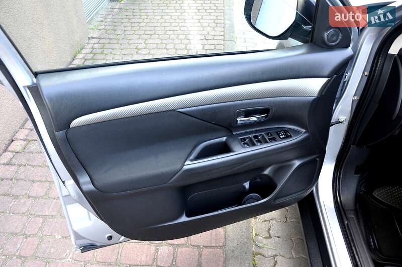 Позашляховик / Кросовер Mitsubishi Outlander 2016 в Львові