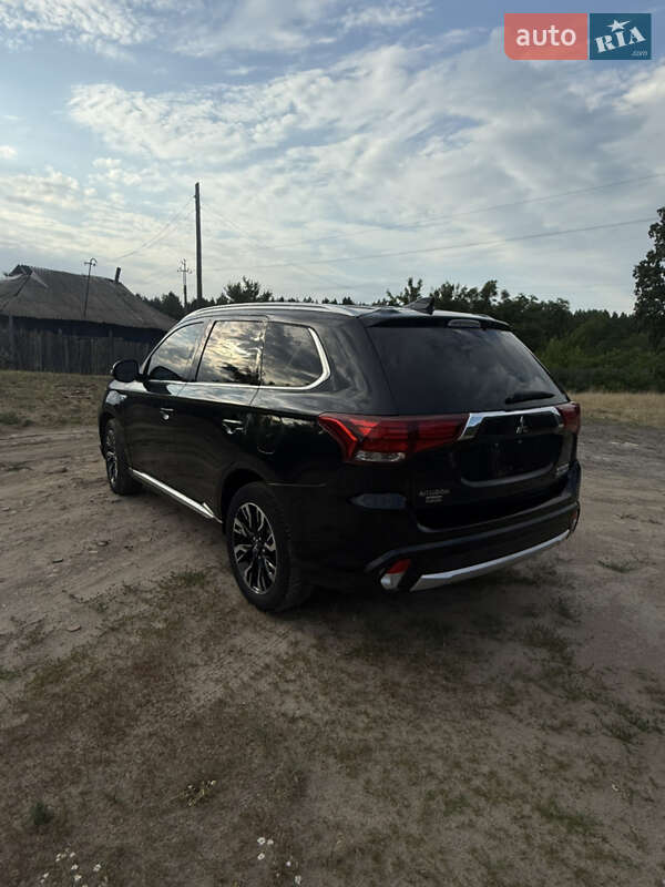 Внедорожник / Кроссовер Mitsubishi Outlander 2018 в Десне