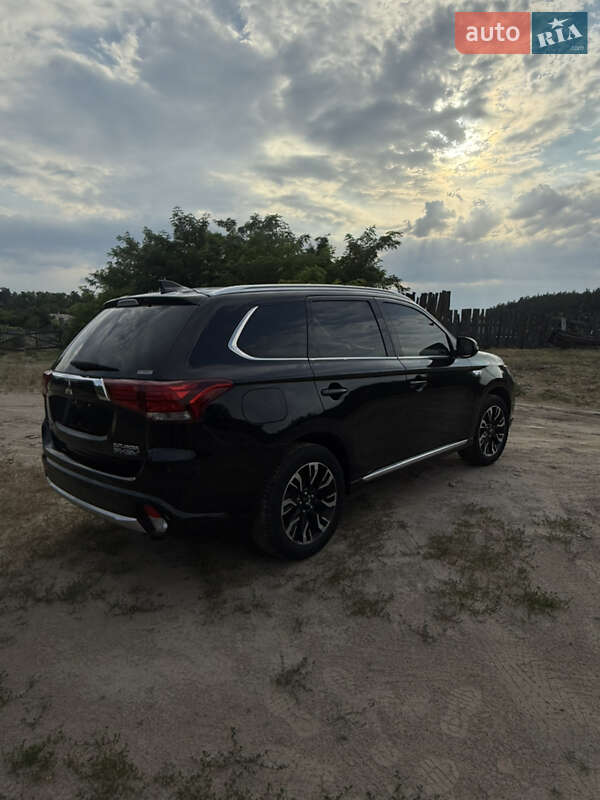 Внедорожник / Кроссовер Mitsubishi Outlander 2018 в Десне