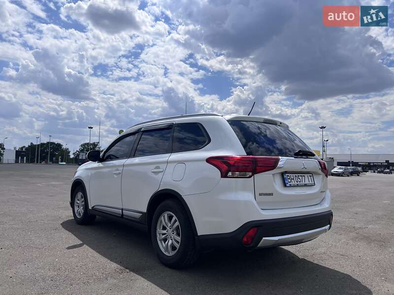 Внедорожник / Кроссовер Mitsubishi Outlander 2016 в Вознесенске