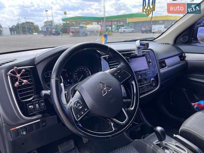 Внедорожник / Кроссовер Mitsubishi Outlander 2016 в Вознесенске