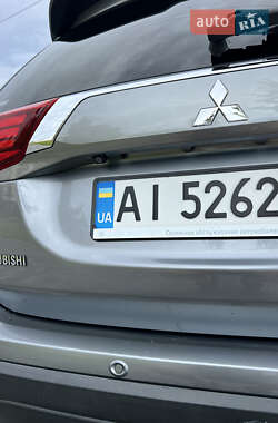 Внедорожник / Кроссовер Mitsubishi Outlander 2016 в 