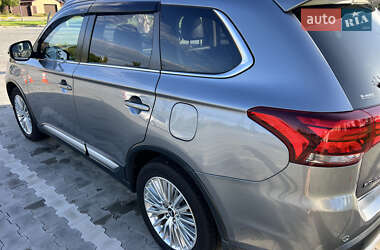 Внедорожник / Кроссовер Mitsubishi Outlander 2016 в 