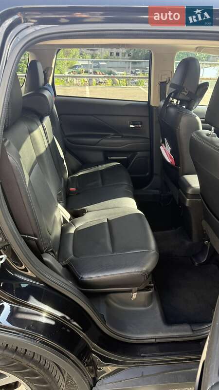 Внедорожник / Кроссовер Mitsubishi Outlander 2016 в Киеве