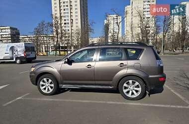 Внедорожник / Кроссовер Mitsubishi Outlander 2012 в 