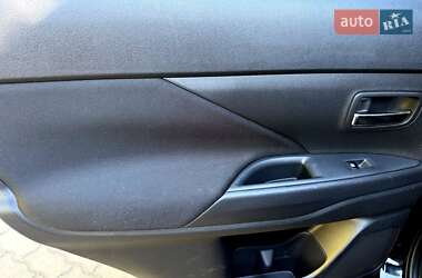 Внедорожник / Кроссовер Mitsubishi Outlander 2016 в 