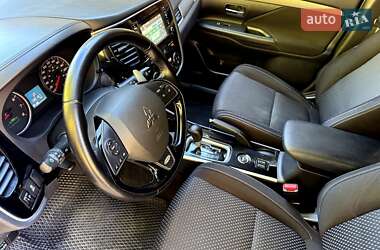 Внедорожник / Кроссовер Mitsubishi Outlander 2016 в 
