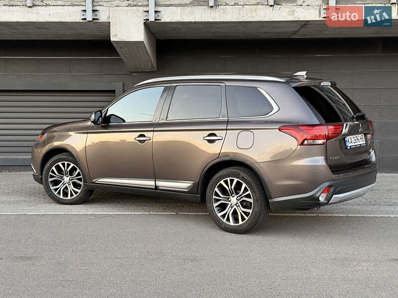 Внедорожник / Кроссовер Mitsubishi Outlander 2017 в Киеве