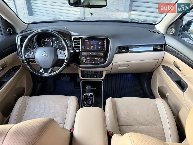 Внедорожник / Кроссовер Mitsubishi Outlander 2017 в Киеве