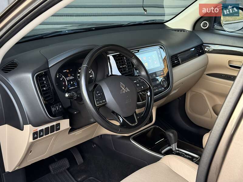 Внедорожник / Кроссовер Mitsubishi Outlander 2017 в Киеве