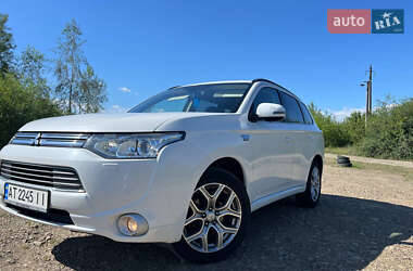 Внедорожник / Кроссовер Mitsubishi Outlander 2014 в 