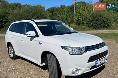 Внедорожник / Кроссовер Mitsubishi Outlander 2014 в 