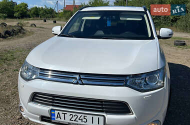 Внедорожник / Кроссовер Mitsubishi Outlander 2014 в 