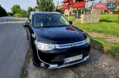 Внедорожник / Кроссовер Mitsubishi Outlander 2014 в 