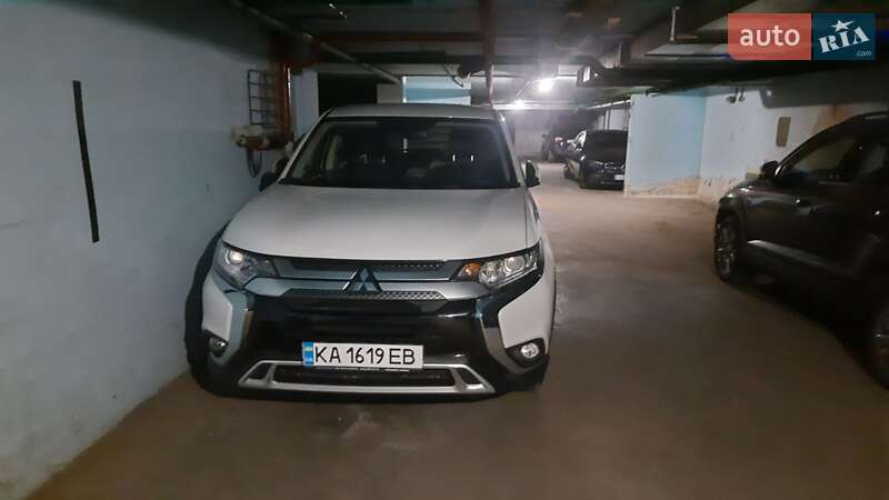 Внедорожник / Кроссовер Mitsubishi Outlander 2021 в Киеве