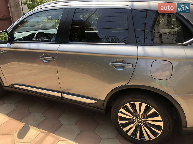 Позашляховик / Кросовер Mitsubishi Outlander 2019 в Одесі