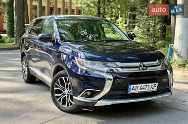Внедорожник / Кроссовер Mitsubishi Outlander 2017 в 