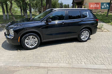Внедорожник / Кроссовер Mitsubishi Outlander 2022 в 