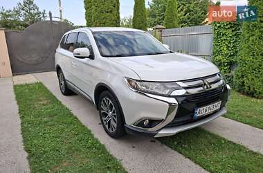 Внедорожник / Кроссовер Mitsubishi Outlander 2016 в 