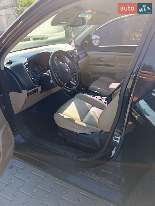 Позашляховик / Кросовер Mitsubishi Outlander 2014 в Рокитному фото 3 Позашляховик / Кросовер Mitsubishi Outlander 2014 в Рокитному