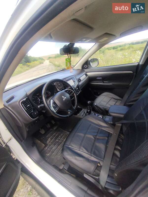 Внедорожник / Кроссовер Mitsubishi Outlander 2012 в Новояворовске