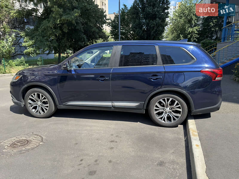 Внедорожник / Кроссовер Mitsubishi Outlander 2017 в Киеве
