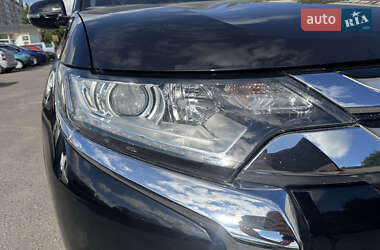Внедорожник / Кроссовер Mitsubishi Outlander 2016 в 