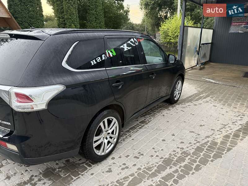 Внедорожник / Кроссовер Mitsubishi Outlander 2013 в Скале-Подольской