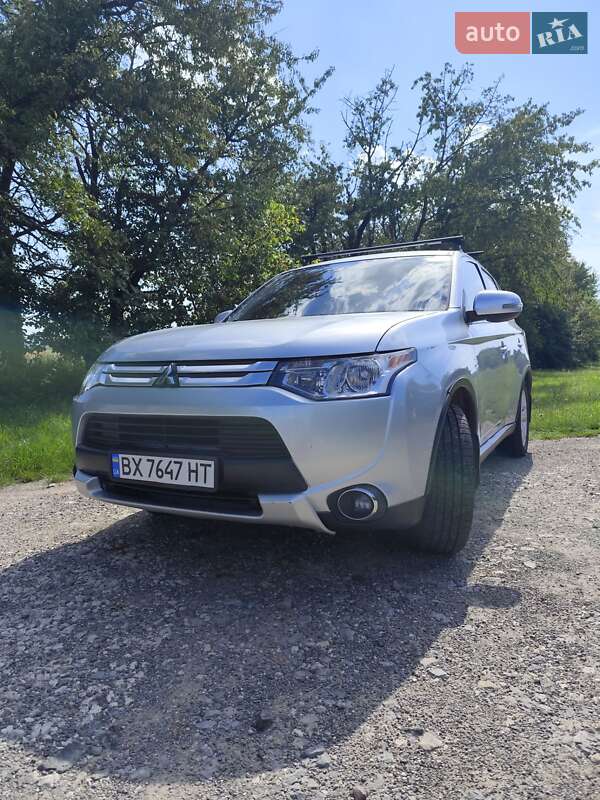 Внедорожник / Кроссовер Mitsubishi Outlander 2014 в Хмельницком