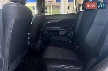 Внедорожник / Кроссовер Mitsubishi Outlander 2017 в 