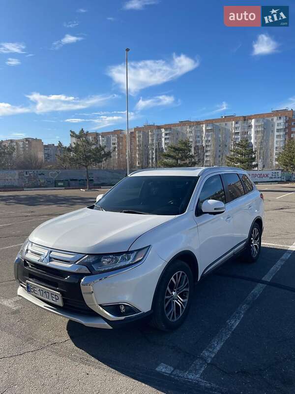 Внедорожник / Кроссовер Mitsubishi Outlander 2017 в Николаеве