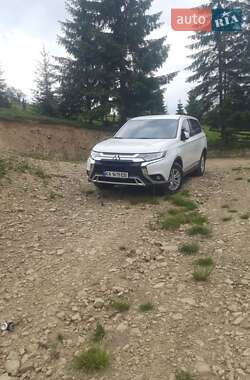 Внедорожник / Кроссовер Mitsubishi Outlander 2021 в Киеве
