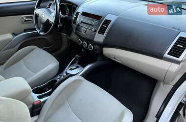 Внедорожник / Кроссовер Mitsubishi Outlander 2011 в 