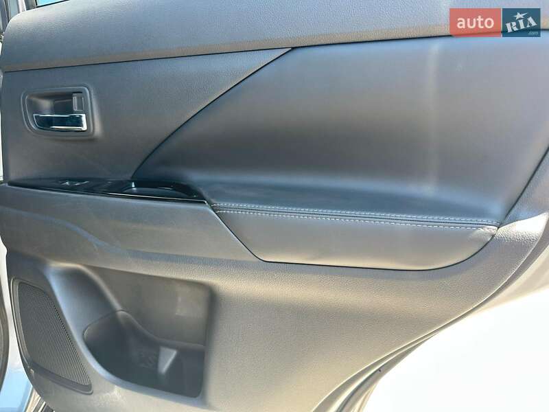 Внедорожник / Кроссовер Mitsubishi Outlander 2019 в Львове