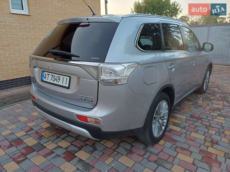 Внедорожник / Кроссовер Mitsubishi Outlander 2015 в Черноморске