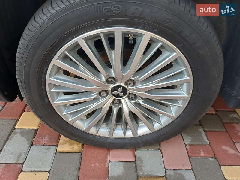 Внедорожник / Кроссовер Mitsubishi Outlander 2015 в Черноморске