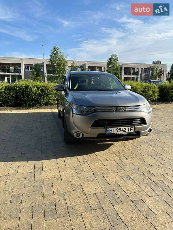Внедорожник / Кроссовер Mitsubishi Outlander 2013 в 