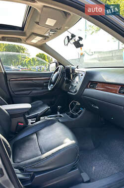 Внедорожник / Кроссовер Mitsubishi Outlander 2013 в 