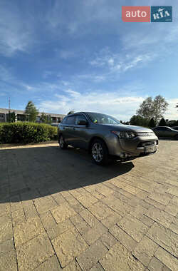 Внедорожник / Кроссовер Mitsubishi Outlander 2013 в 