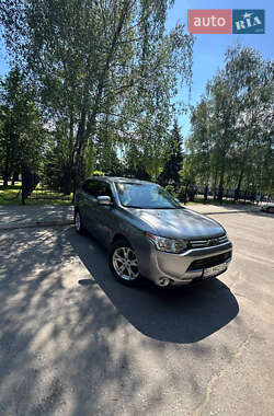 Внедорожник / Кроссовер Mitsubishi Outlander 2013 в 