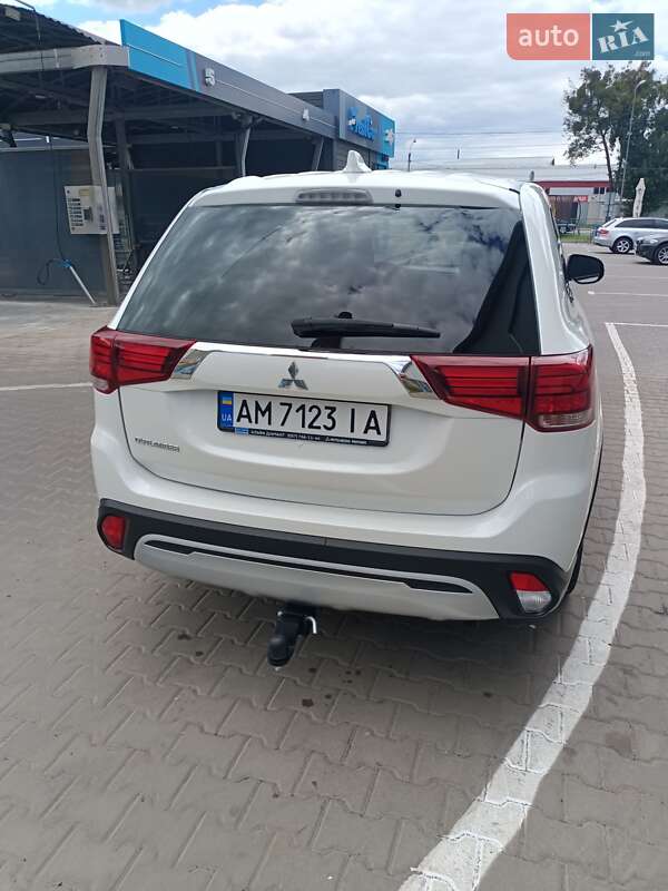 Позашляховик / Кросовер Mitsubishi Outlander 2021 в Житомирі