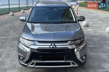 Внедорожник / Кроссовер Mitsubishi Outlander 2019 в 